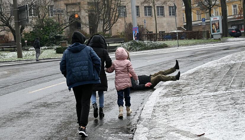 Autsch! Solche Stürze bei Glatteis können schmerzhafte und langwierige Folgen haben. Autsch! Solche Stürze bei Glatteis können schmerzhafte und langwierige Folgen haben.