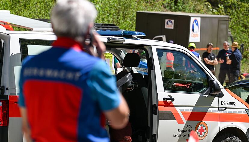 Der Mann war mit seiner Gruppe bereits rund 1.300 Meter tief in die H&ouml;hle im Kreis Reutlingen geklettert, als der Notfall passierte.