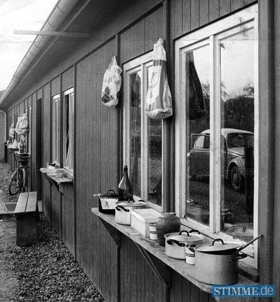 1970: Während des langen Winters nutzen Gastarbeiter die kalte Luft als "Kühlschrank".