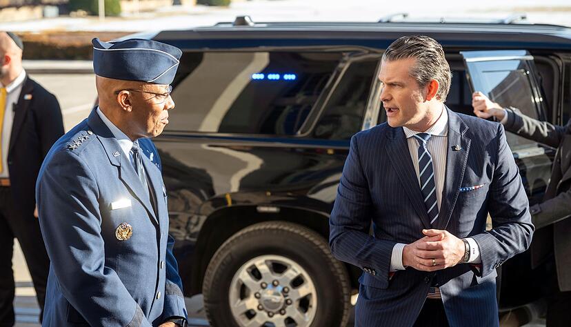 Die US-Regierung hat den Generalstabschef der US-Streitkräfte, Charles Q. Brown (links) entlassen - entgegen einer Tradition für den Posten. (Archivbild) Die US-Regierung hat den Generalstabschef der US-Streitkräfte, Charles Q. Brown (links) entlassen - entgegen einer Tradition für den Posten. (Archivbild)