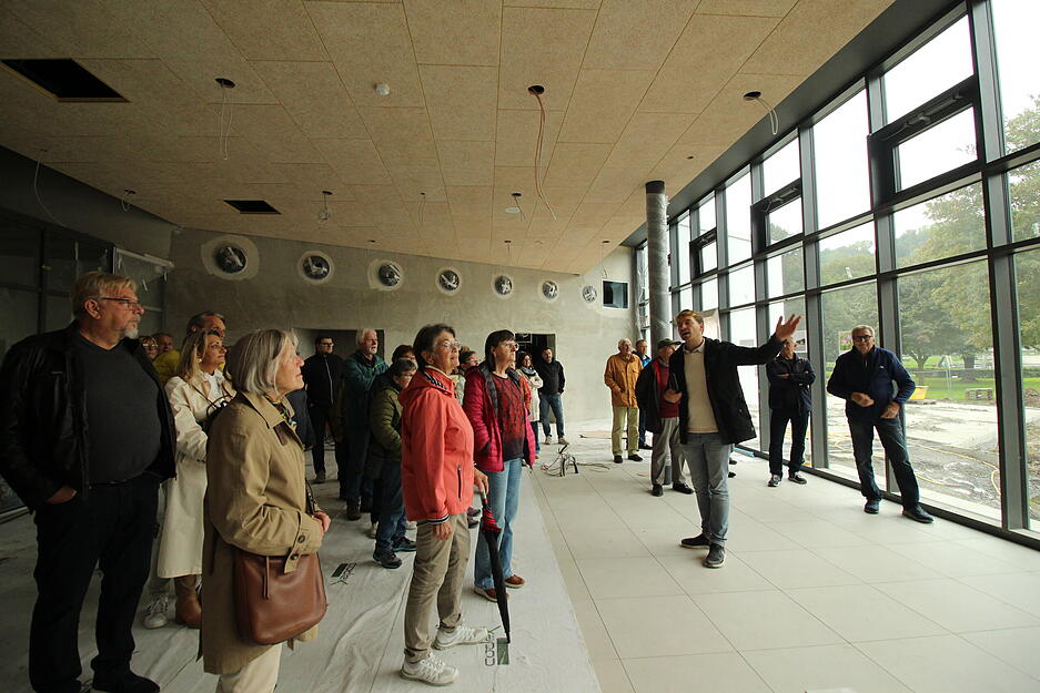 Bei der Baustellenführung wurde auch das neue Foyer des Niedernhaller Solebads begutachtet.
