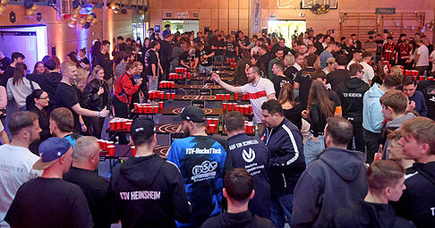Bierpong als Party: &Uuml;ber 250 Teilnehmer und Besucher kommen zum Turnier nach Bad Rappenau-Heinsheim.