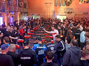 Bierpong als Party: &Uuml;ber 250 Teilnehmer und Besucher kommen zum Turnier nach Bad Rappenau-Heinsheim.