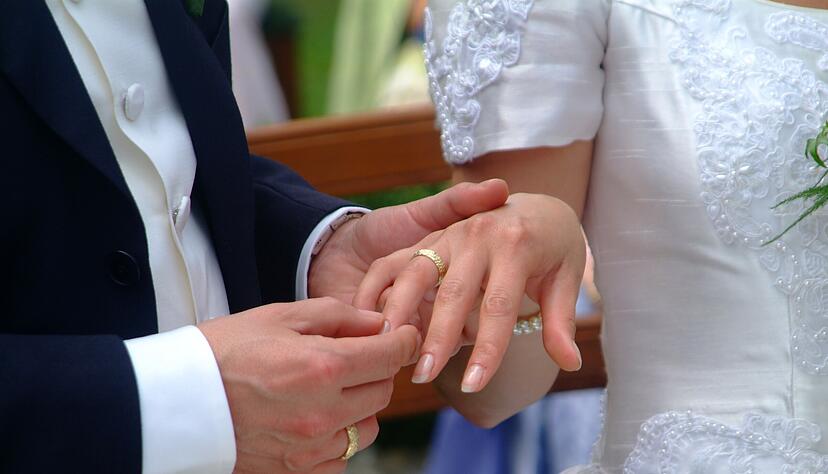 F&uuml;r viele Paare sind Schnapszahlen Gl&uuml;cksbringer. Foto: Adobe