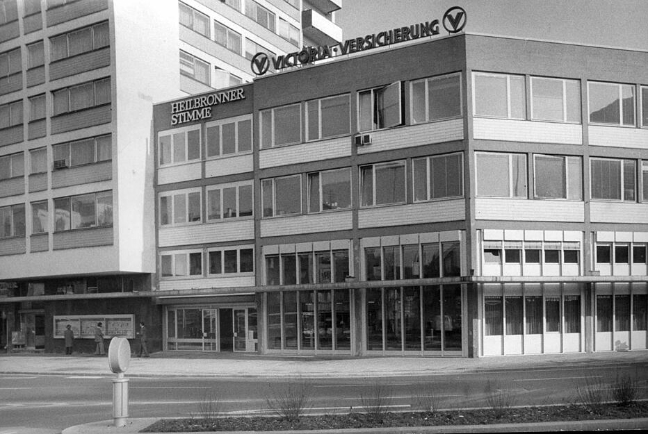 Februar 1976. Der mittlere Teil des Anbaus ist um ein weiteres Stockwerk ergänzt, so dass Fassade und Dach eine Einheit bilden. Der Eingang zur Stimme-Kundenhalle befindet sich in diesem Gebäudeteil.