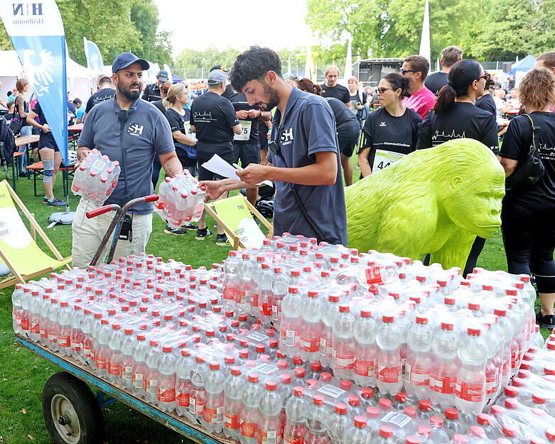 Auch an den Flüssigkeitshaushalt der Läufer wird gedacht. Auch an den Flüssigkeitshaushalt der Läufer wird gedacht.