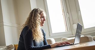 Nanu, ist die Stellenanzeige KI-generiert? Umfragen zeigen, ob Jobsuchende das erkennen, wie sie darauf reagieren und was sie sonst noch beim Bewerbungsprozess bewegt. Nanu, ist die Stellenanzeige KI-generiert? Umfragen zeigen, ob Jobsuchende das erkennen, wie sie darauf reagieren und was sie sonst noch beim Bewerbungsprozess bewegt.