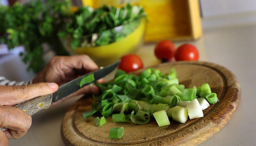 Milder Genuss: Fr&uuml;hlingszwiebeln schmecken fein-w&uuml;rzig und sind deutlich milder und bek&ouml;mmlicher als klassische Gem&uuml;sezwiebeln.