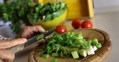 Milder Genuss: Fr&uuml;hlingszwiebeln schmecken fein-w&uuml;rzig und sind deutlich milder und bek&ouml;mmlicher als klassische Gem&uuml;sezwiebeln.
