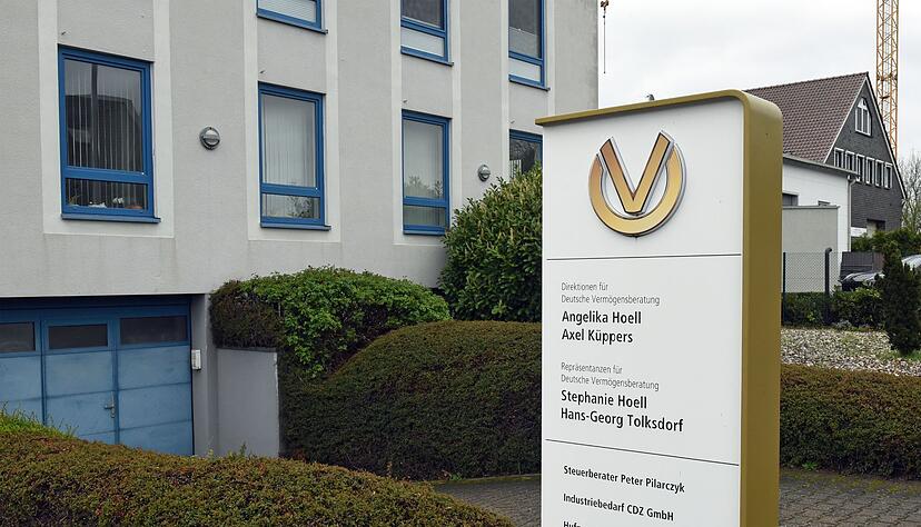 Als Direktionsleiterin f&uuml;r die Deutsche Verm&ouml;gensberatung ist Angelika Hoell in Neuss t&auml;tig.