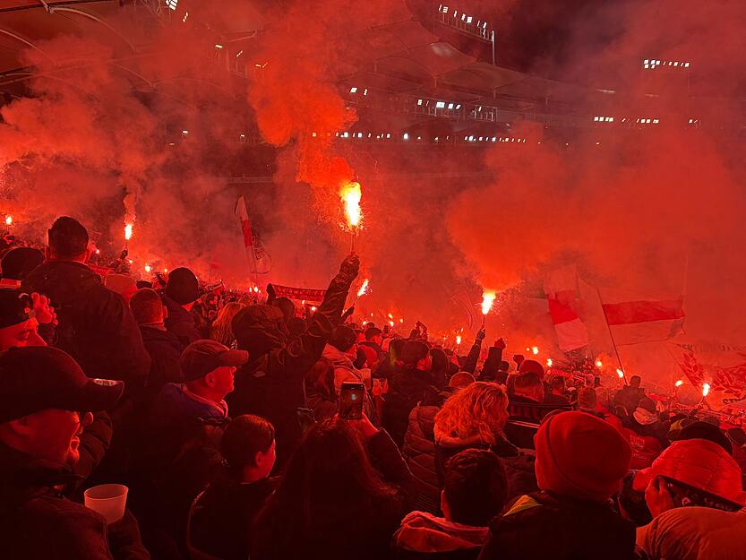 Einige Fans des VfB Stuttgart sorgten für eine Pyroshow vor dem Spiel gegen den FC Bayern München.