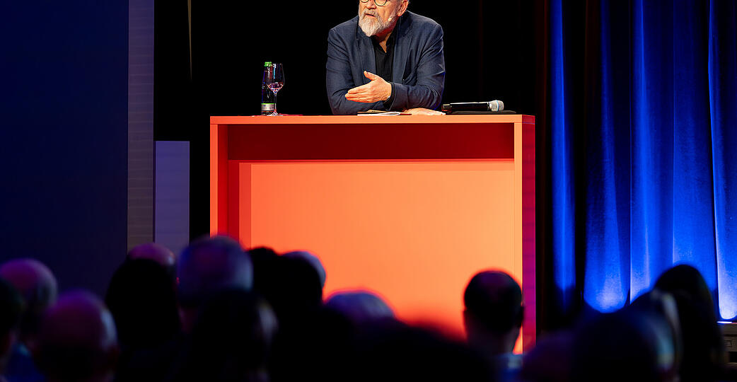 &bdquo;Die Europ&auml;er m&uuml;ssen vor die Lage kommen&ldquo;: Herfried M&uuml;nkler am Freitagabend unter der Pyramide der Kreissparkasse Heilbronn.