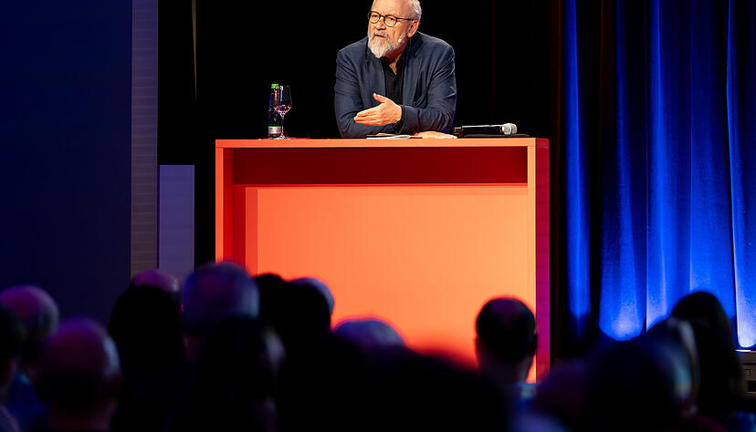 &bdquo;Die Europ&auml;er m&uuml;ssen vor die Lage kommen&ldquo;: Herfried M&uuml;nkler am Freitagabend unter der Pyramide der Kreissparkasse Heilbronn.