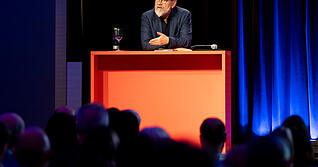 &bdquo;Die Europ&auml;er m&uuml;ssen vor die Lage kommen&ldquo;: Herfried M&uuml;nkler am Freitagabend unter der Pyramide der Kreissparkasse Heilbronn.