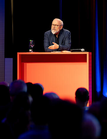 &bdquo;Die Europ&auml;er m&uuml;ssen vor die Lage kommen&ldquo;: Herfried M&uuml;nkler am Freitagabend unter der Pyramide der Kreissparkasse Heilbronn.