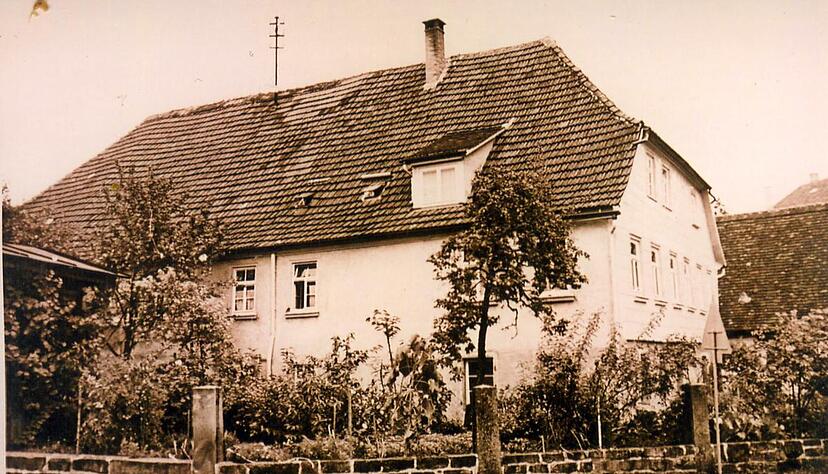 In den 1960er Jahren wurde das Bauernhaus der Familie Böhringer an der Friedrichsruher Straße beim Bahnübergang abgerissen, links das alte Gartenhäusle.Foto: privat In den 1960er Jahren wurde das Bauernhaus der Familie Böhringer an der Friedrichsruher Straße beim Bahnübergang abgerissen, links das alte Gartenhäusle.Foto: privat
