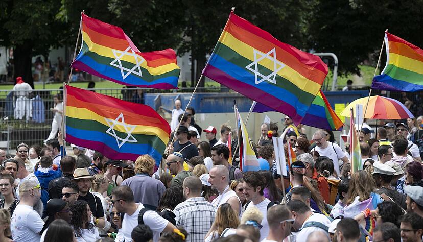 Menschen nehmen an der Z&uuml;rich Pride Parade teil.