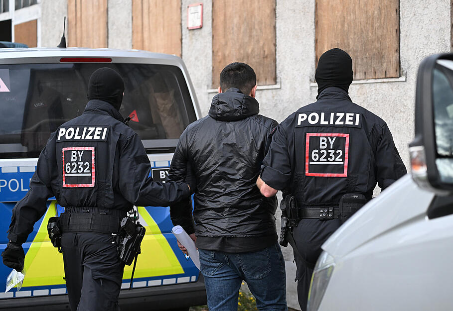 Unter den Festgenommen sind drei Menschen aus Baden-W&uuml;rttemberg, gegen die ein Haftbefehl vorlag. Es handelt es sich um zwei M&auml;nner aus Reutlingen und eine Frau aus Stuttgart.