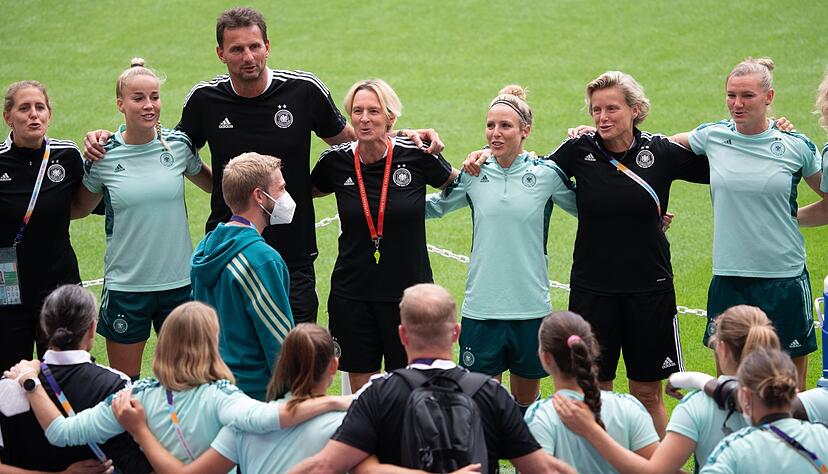 Teamgeist: Die deutsche Mannschaft bildet beim Abschlusstraining im Wembley-Stadion einen Kreis.