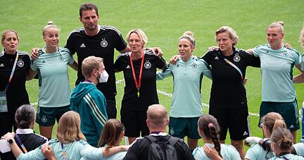 Teamgeist: Die deutsche Mannschaft bildet beim Abschlusstraining im Wembley-Stadion einen Kreis.