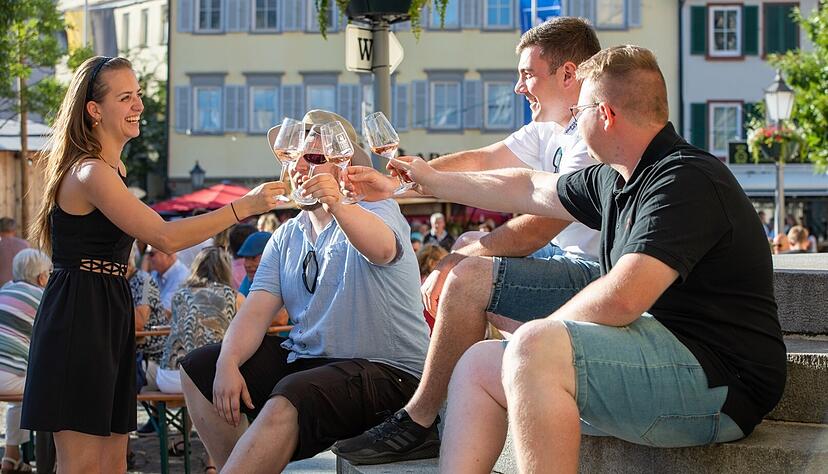 Freunde treffen und gute Weine trinken: Das ist das Hohenloher Weindorf, das am 3. Juli zum 28. Mal in Öhringen auf dem Martkplatz eröffnet wird. Freunde treffen und gute Weine trinken: Das ist das Hohenloher Weindorf, das am 3. Juli zum 28. Mal in Öhringen auf dem Martkplatz eröffnet wird.