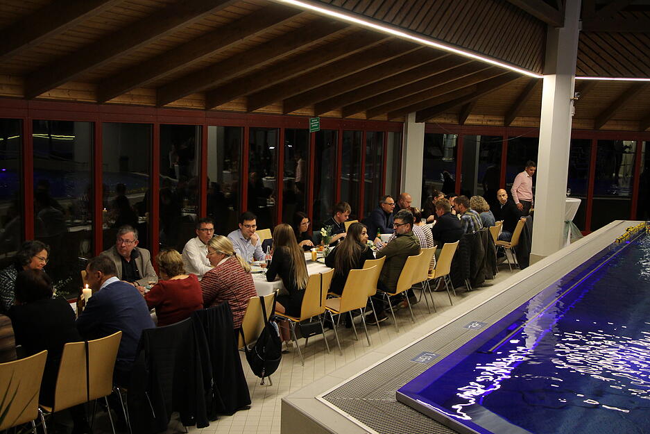 Festtafel neben dem Schwimmbecken: Das Solebad in Niedernhall ist feierlich eröffnet worden. Ab 3. Dezember startet es in den Probebetrieb. Festtafel neben dem Schwimmbecken: Das Solebad in Niedernhall ist feierlich eröffnet worden. Ab 3. Dezember startet es in den Probebetrieb.