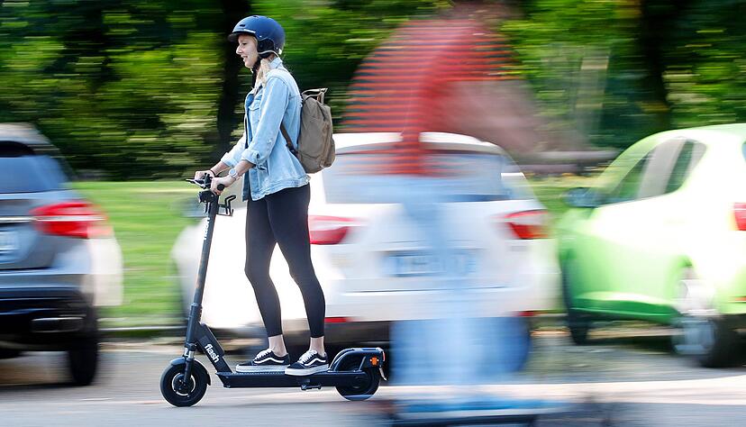 Vor dem Kauf sollte eine Probefahrten mit dem E-Scooter stattfinden. Händler in der Region sind derzeit größtenteils noch zurückhaltend, was den Ausbau ihrer Sortimente angeht.
Foto: dpa Vor dem Kauf sollte eine Probefahrten mit dem E-Scooter stattfinden. Händler in der Region sind derzeit größtenteils noch zurückhaltend, was den Ausbau ihrer Sortimente angeht.
Foto: dpa