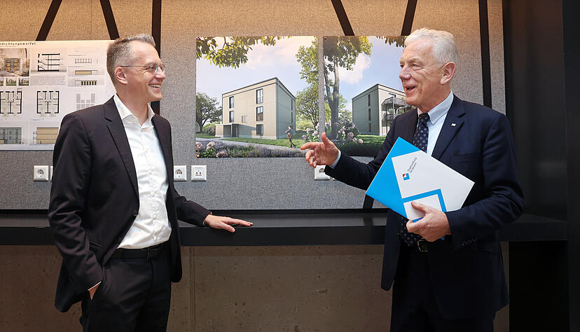 Oberbürgermeister Harry Mergel (rechts) und Dominik Buchta, Geschäftsführer der Stadtsiedlung, sehen im seriellen Bauen einen innovativen Ansatz, schnell bezahlbaren Wohnraum zu schaffen. Oberbürgermeister Harry Mergel (rechts) und Dominik Buchta, Geschäftsführer der Stadtsiedlung, sehen im seriellen Bauen einen innovativen Ansatz, schnell bezahlbaren Wohnraum zu schaffen.