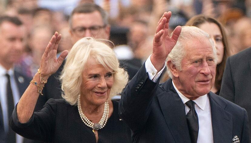 König Charles III. und seine Frau Camilla grüßen vor dem Buckingham-Palast das Volk.