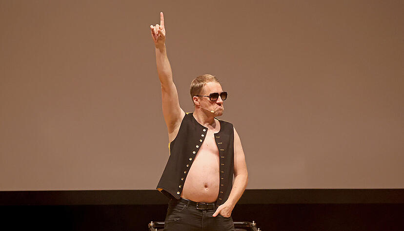 Oliver Pocher sorgt erneut für Wirbel. Nach seinem Auftritt beim SWR-Sommerfestival, bei dem er eine Zuschauerin bloßstellte, verteidigt er sein Verhalten. (Symbolbild)