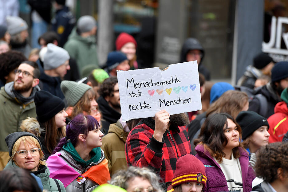 Bereits im Sommer 2024 organisierte das Bündnis aus Privatpersonen, das Teil des Heilbronner Vereins Regenbogen HafeN ist, den ersten Christopher Street Day in der Stadt. Bereits im Sommer 2024 organisierte das Bündnis aus Privatpersonen, das Teil des Heilbronner Vereins Regenbogen HafeN ist, den ersten Christopher Street Day in der Stadt.