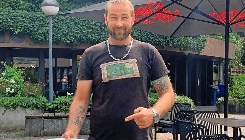 Daniel B&ouml;ttcher aus Grantschen ist Maultaschenexperte. Seit ein paar Tagen ist er auch Wirt auf dem Weinsberger Traubenplatz.