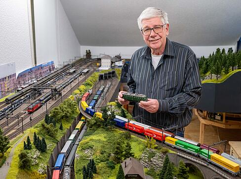 Axel Gross in seinem Element: Seit Jahrzehnten widmet er sich der Modelleisenbahn.