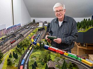 Axel Gross in seinem Element: Seit Jahrzehnten widmet er sich der Modelleisenbahn.