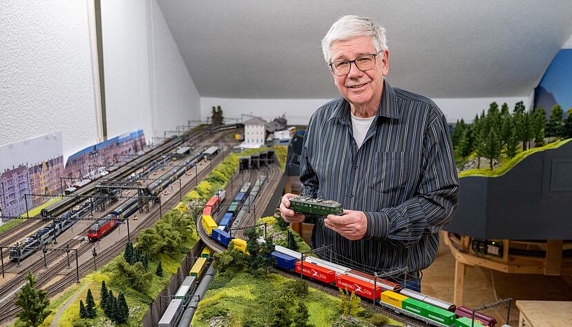 Axel Gross in seinem Element: Seit Jahrzehnten widmet er sich der Modelleisenbahn.