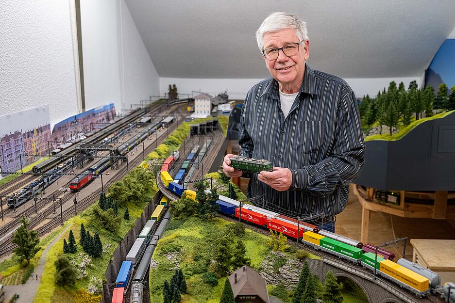 Axel Gross in seinem Element: Seit Jahrzehnten widmet er sich der Modelleisenbahn.