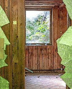 Blick durch die zertrümmerte Glasscheibe der Eingangstür. Blick durch die zertrümmerte Glasscheibe der Eingangstür.