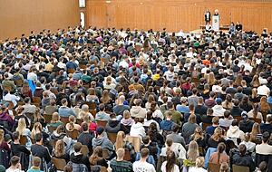 Das Interesse am Auftritt der Klimaaktivistinnen war gro&szlig;. Der Saal war gut besetzt &minus; doch das Publikum blieb kritisch.