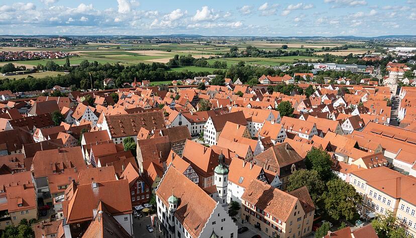 Vom Turm der St. Georgskirche reicht der Blick von den Dächern Nördlingens bis zu den Rändern des Ries. Vom Turm der St. Georgskirche reicht der Blick von den Dächern Nördlingens bis zu den Rändern des Ries.