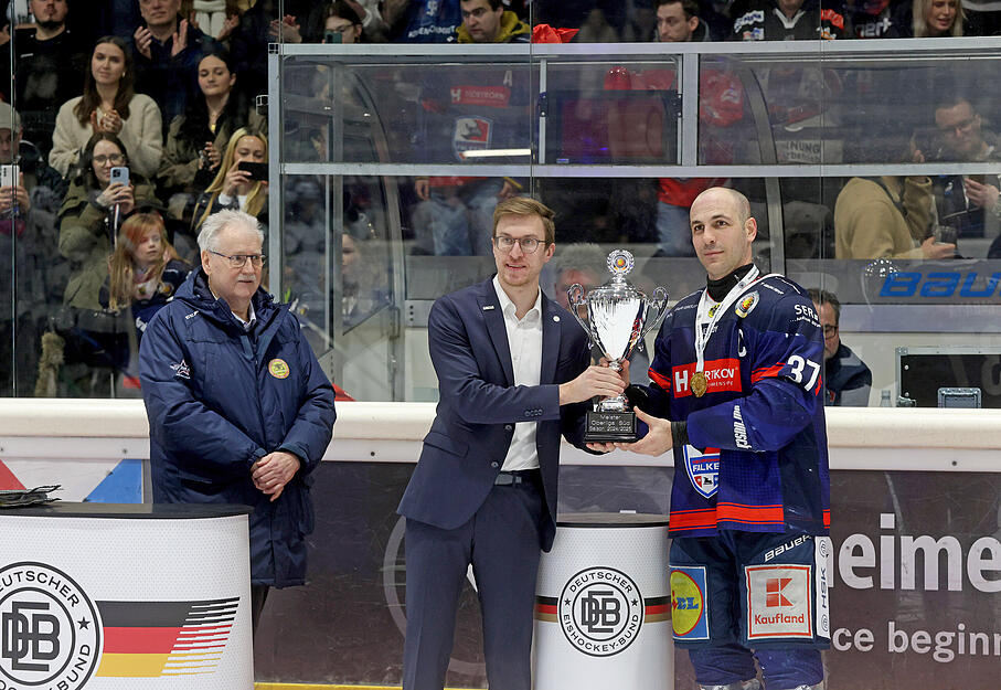 Nach dem Derby wurde Heilbronns Kapitän Freddy Cabana  der Pokal für die Meisterschaft in der Südstaffel der Oberliga überreicht.