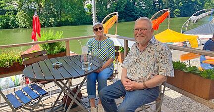 Ruth und Ernst Wild sind vor zwei Jahren nach Heilbronn gezogen. "Hier am Neckar kommt richtig Urlaubsfeeling auf", schwärmt das Ehepaar.
Foto: Lisa Könnecke