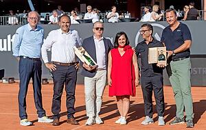 Alles Gute von der ATP (von links): Hans-Jürgen Ochs, Ahmed Abdel-Azim, Tom Bucher, Mine und Metehan Cebeci sowie Referee Christian Knabe. Alles Gute von der ATP (von links): Hans-Jürgen Ochs, Ahmed Abdel-Azim, Tom Bucher, Mine und Metehan Cebeci sowie Referee Christian Knabe.
