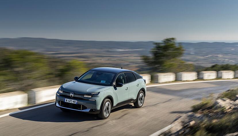 Neue Scheinwerfer und eine &uuml;berarbeitete Frontsch&uuml;rze mit dem alten Citro&euml;n-Logo lassen das &auml;u&szlig;erliche Facelift des C4 erkennen.