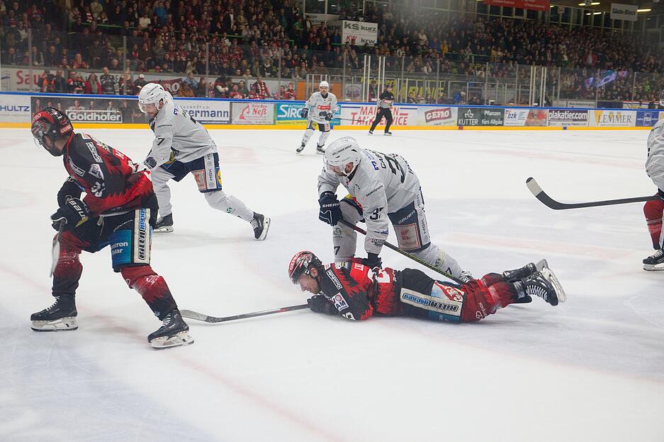 Die Heilbronner Falken führen in der Serie mit 3:1. Die Heilbronner Falken führen in der Serie mit 3:1.