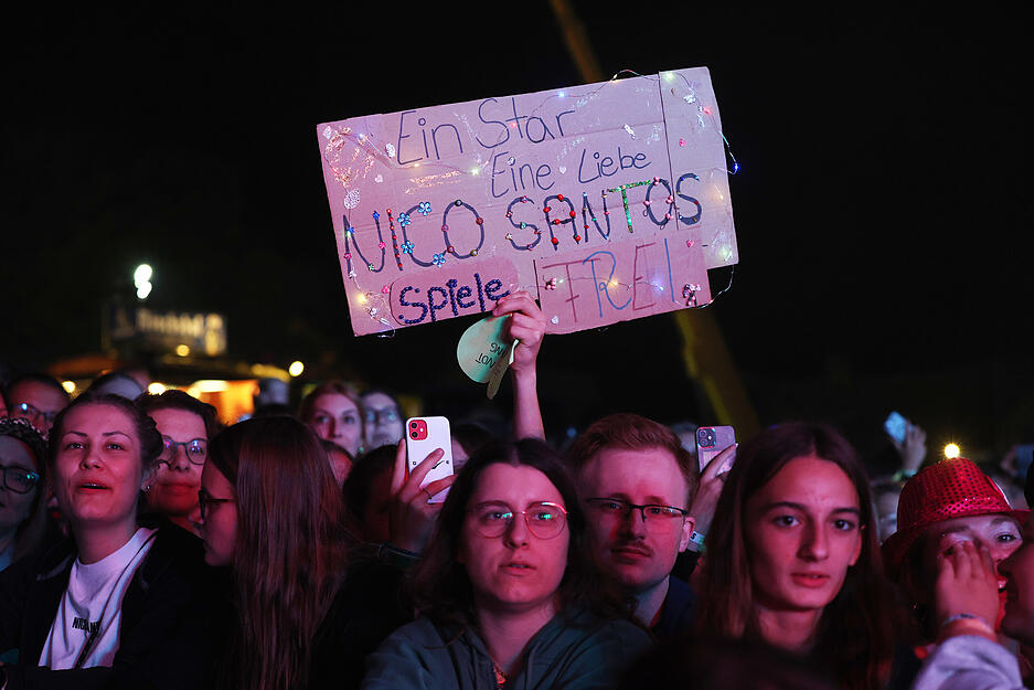 Einige Fans sind nur für den Headliner Nico Santos zu Haigern Live gekommen – und haben selbstgebastelte Schilder mitgebracht.
