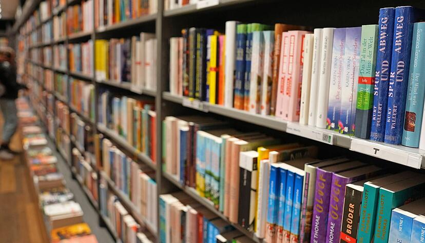Durch die offizielle Rückkehr zu G9 ändert sich auch an den seitherigen Modellschulen die Stundentafel. In der Folge starten zwei Jahrgänge parallel mit der zweiten Fremdsprache. Das bedeutet: Das Hohenlohe-GymnasiARCHIV - 17.10.2024, Hamburg: Blick in die Filiale der Thalia Buchhandlung in der Spitalerstraße in der Hamburger Innenstadt.
Eine Firma will mit einer künstlichen Intelligenz vorhersagen, wie beliebt ein Buch sein wird.  (zu dpa: «Erfolg von Büchern vorhersagen») Foto: Marcus Brandt/dpa - Honorarfrei nur für Bezieher des Dienstes dpa-Nachrichten für Kinder +++ dpa-Nachrichten für Kinder +++