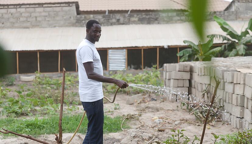 Der Altenpfleger Sedia Kijera ist nach Gambia ausgereist, um der Abschiebung zu entgehen. Mittlerweile hat er sich in seinem neuen zu Hause eingerichtet.