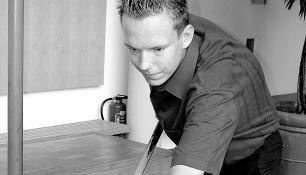 Genügend Zielwasser getrunken? Der Münsinger Oliver Freitag (19) spielt in der Mittagspause eine Partie Pool-Billard. (Fotos: Michael Schwarz) Genügend Zielwasser getrunken? Der Münsinger Oliver Freitag (19) spielt in der Mittagspause eine Partie Pool-Billard. (Fotos: Michael Schwarz)