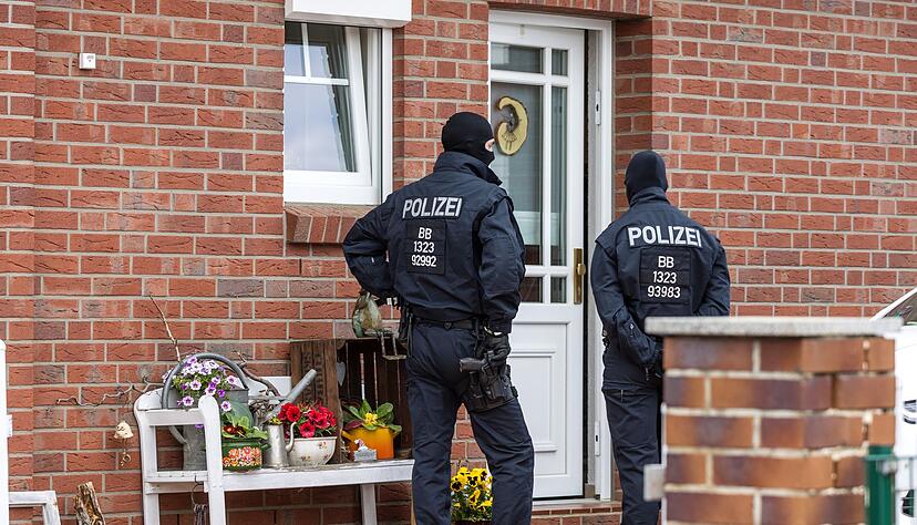 Den Angeklagten wird unter anderem ein Brandanschlag auf ein Kulturzentrum in Altdöbern (Brandenburg) vorgeworfen. (Archivbild) Den Angeklagten wird unter anderem ein Brandanschlag auf ein Kulturzentrum in Altdöbern (Brandenburg) vorgeworfen. (Archivbild)