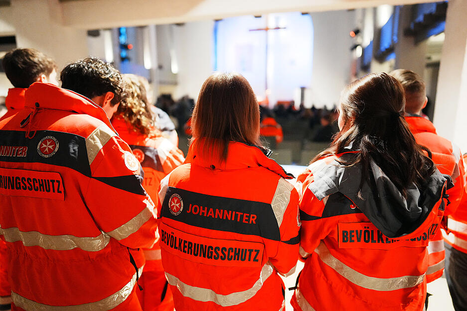 Einsatzkräfte von Rettungsdienst und Bevölkerungsschutz der Johanniter bei einem Gedenkgottesdienst in der Konkordienkirche. Einsatzkräfte von Rettungsdienst und Bevölkerungsschutz der Johanniter bei einem Gedenkgottesdienst in der Konkordienkirche.